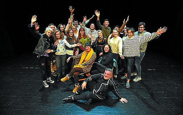 El equipo de 'Los teloneros del chocolate' en uno de los ensayos de esta semana, previos al estreno en el Coliseo. 