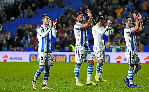 Merino, Zubeldia, Willian José, Theo y Zaldua aplauden a la afición por su apoyo. 