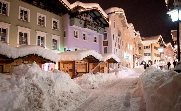 Vista general de una calle llena de nieve en la ciudad de Berchtesgaden, Baviera (Alemania). 