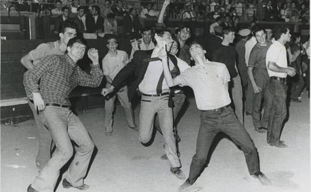 Público bailando, durante el concierto.