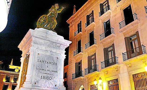 Estatua de Pedro Velarde, en la plaza Porticada. 