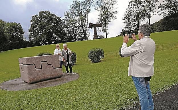 Visitantes se retratan ante las obras de Eduardo Chillida en el espacio de Zabalaga. 