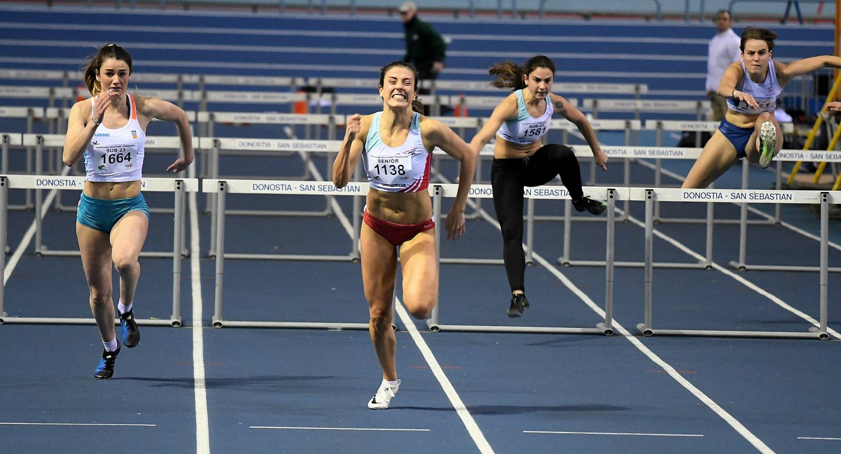 La atleta irundarra se ha impuesto en la final de los 60 metros vallas del Campeonato de Gipuzkoa absoluto disputado en el velódromo de Anoeta. 
