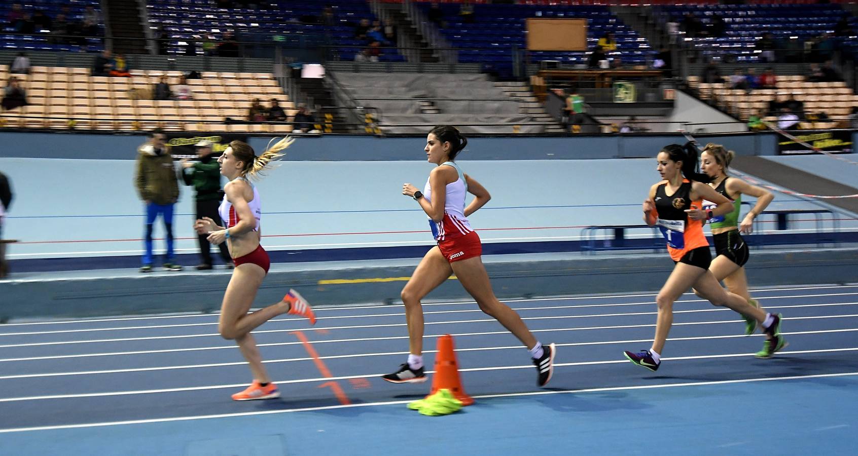 La atleta irundarra se ha impuesto en la final de los 60 metros vallas del Campeonato de Gipuzkoa absoluto disputado en el velódromo de Anoeta. 