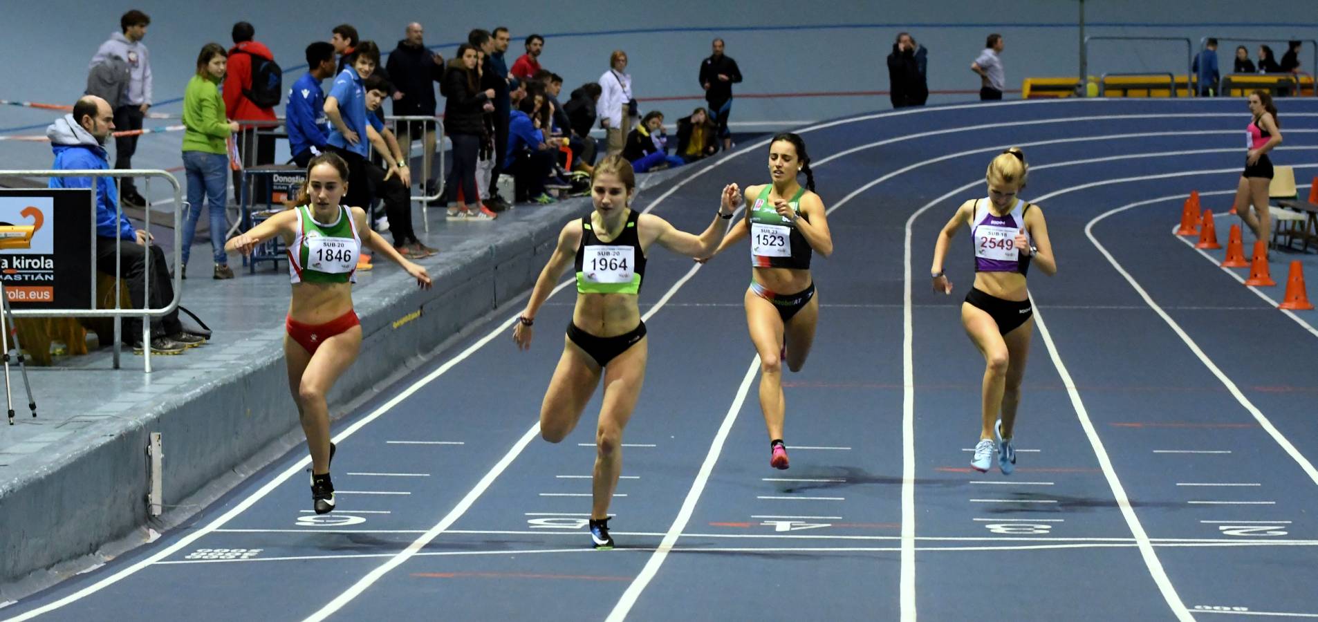 La atleta irundarra se ha impuesto en la final de los 60 metros vallas del Campeonato de Gipuzkoa absoluto disputado en el velódromo de Anoeta. 