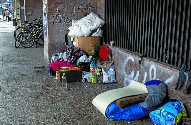 Enseres apilados de personas sin hogar que pernoctan en la calle. 