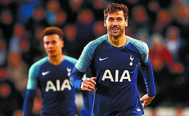 Llorente, sonriente durante un partido con el Tottenham, con Dele Alli a su espalda. 