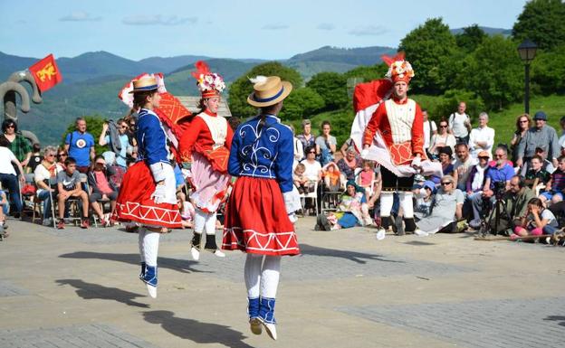 2017ko maiatzean, Zuberoako Pettarra eskualdeko sei herritako gazteek emandako maskarada Aitzondo bailarara heldu zen. Argazkia Larraulen egina da.