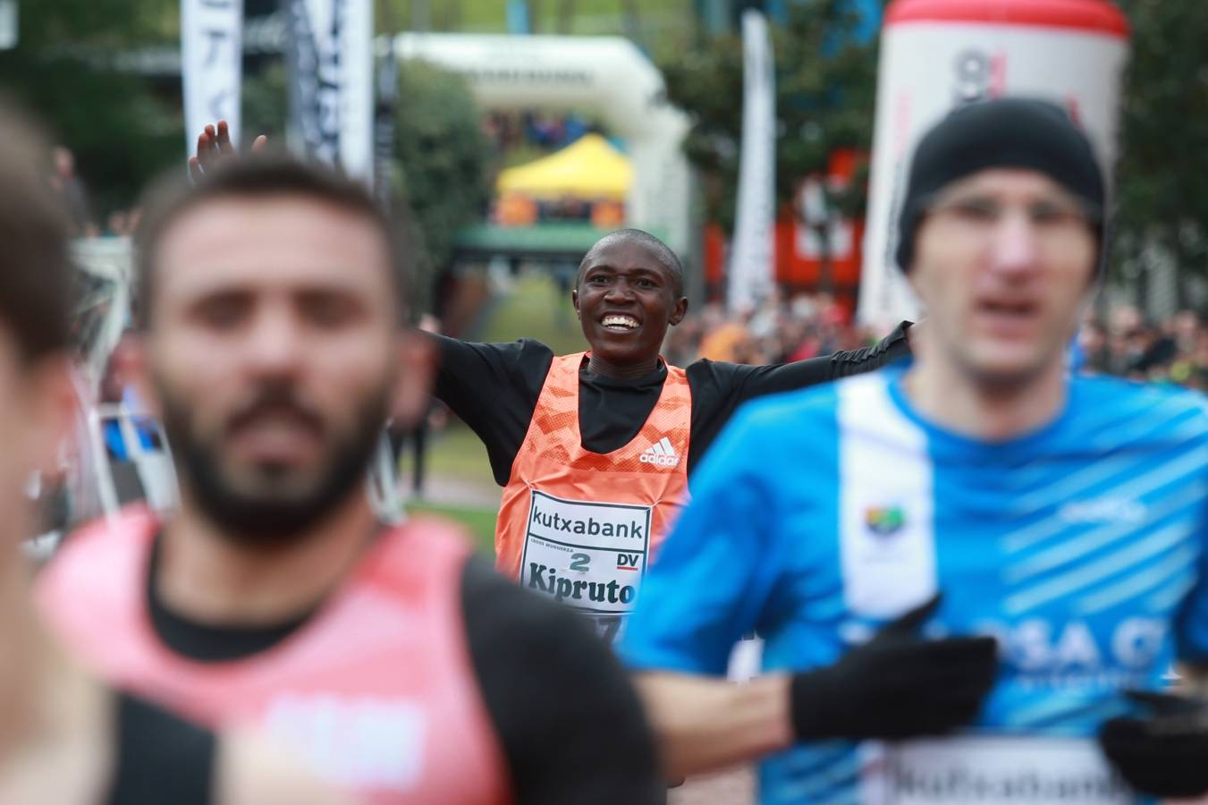 Cerca de mil participantes de diferentes categorías han disfrutado del Cross Juan Muguerza de Elgoibar, una de las mejores pruebas del mundo de campo a través