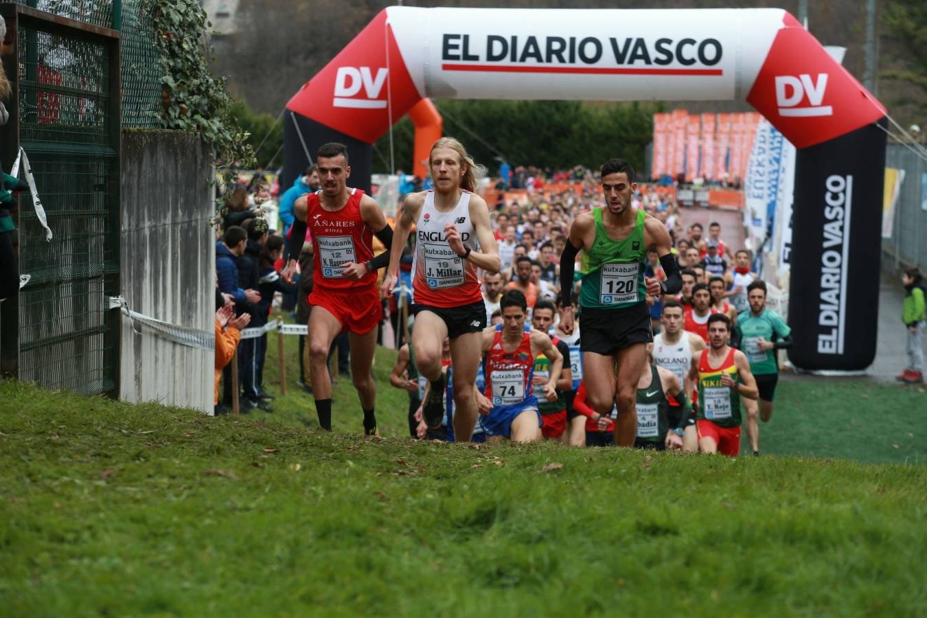 Cerca de mil participantes de diferentes categorías han disfrutado del Cross Juan Muguerza de Elgoibar, una de las mejores pruebas del mundo de campo a través