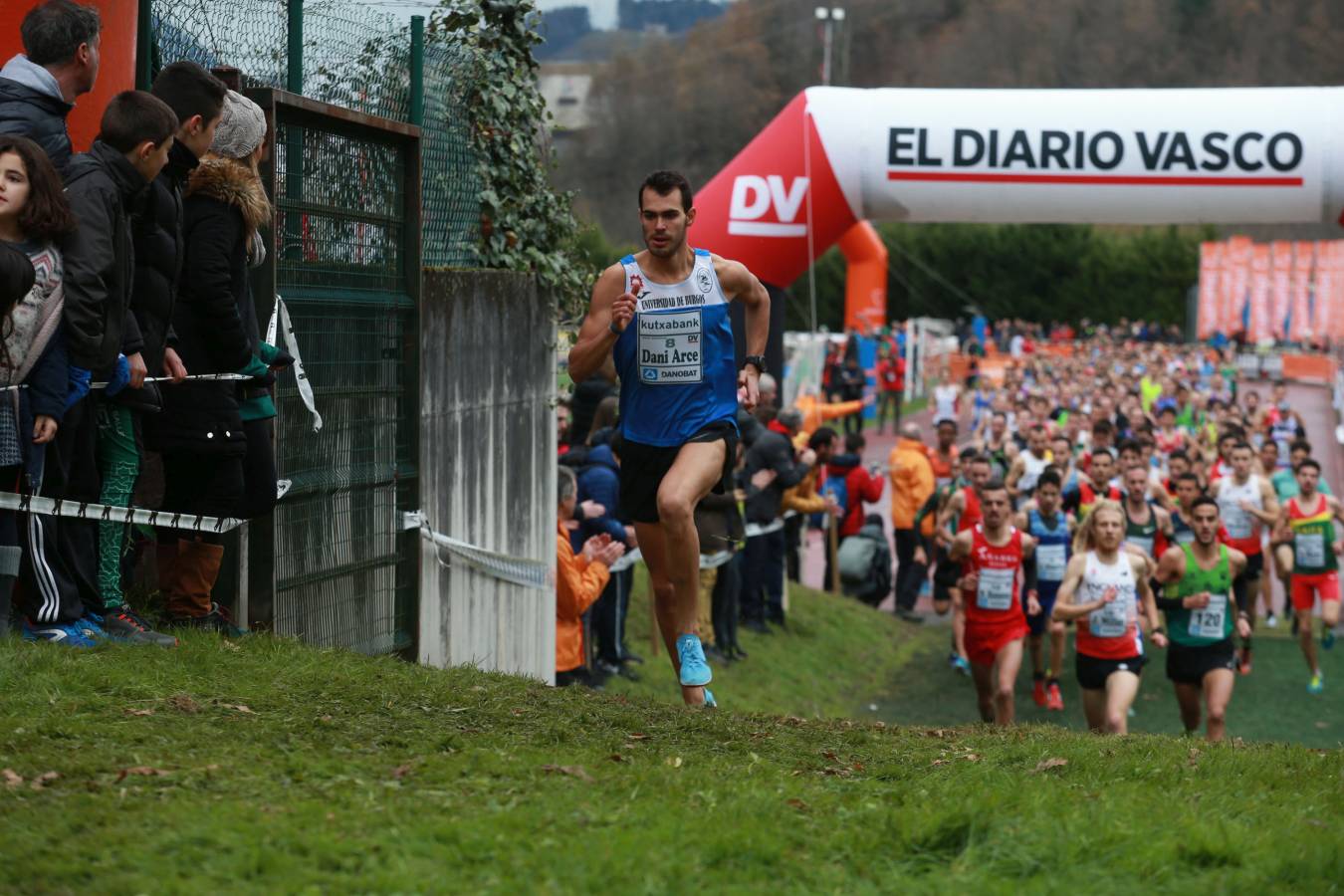 Cerca de mil participantes de diferentes categorías han disfrutado del Cross Juan Muguerza de Elgoibar, una de las mejores pruebas del mundo de campo a través