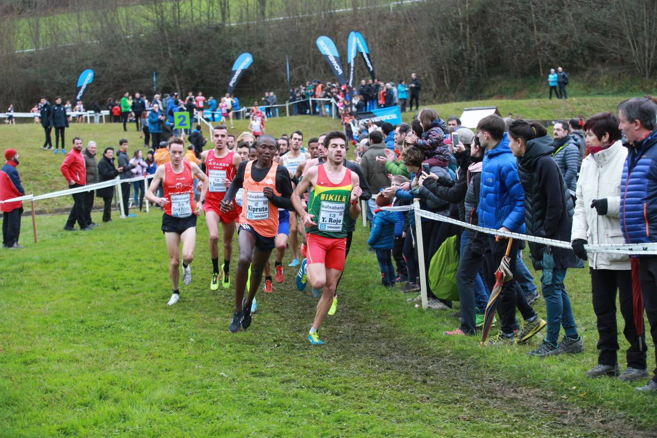 Cerca de mil participantes de diferentes categorías han disfrutado del Cross Juan Muguerza de Elgoibar, una de las mejores pruebas del mundo de campo a través