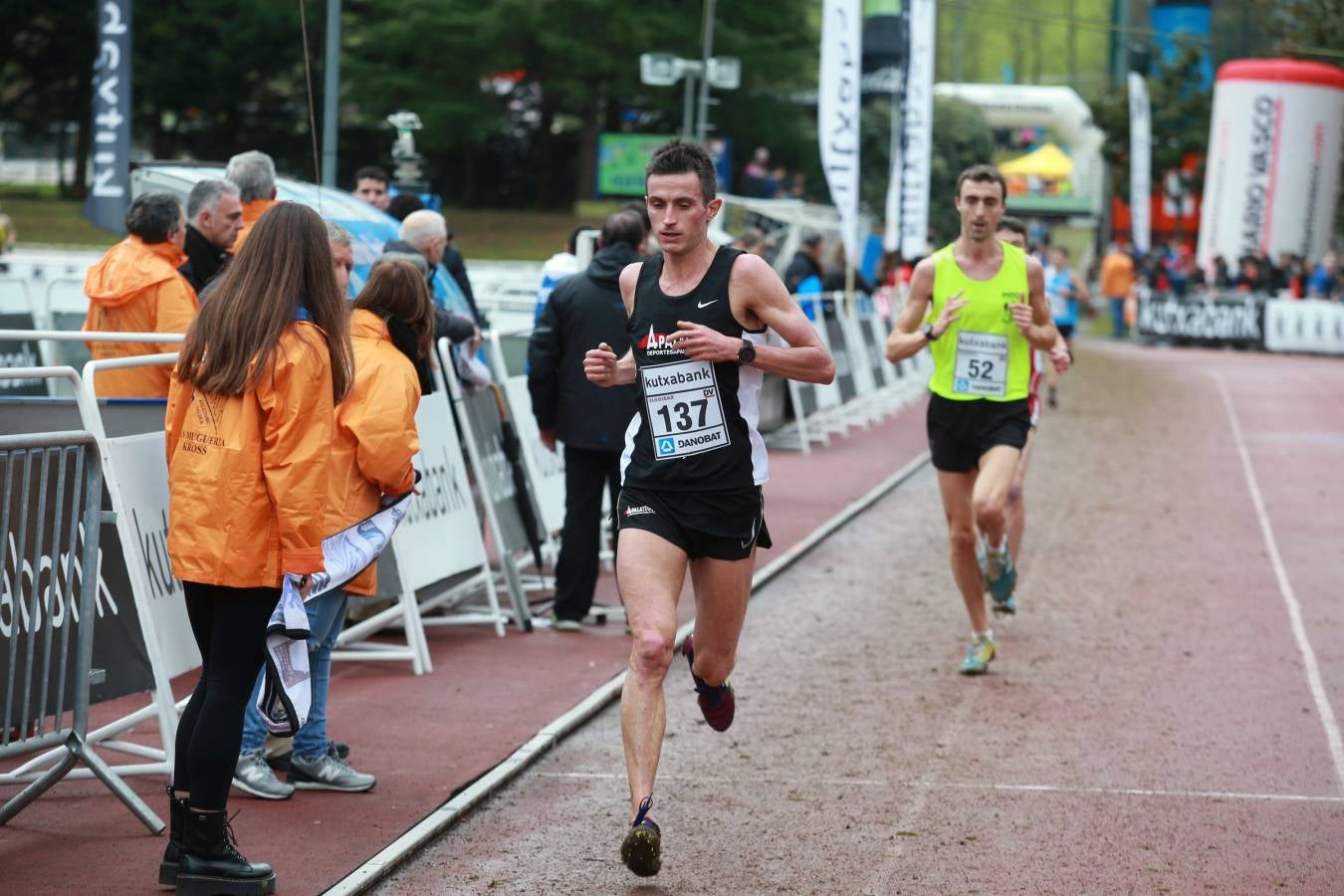 Cerca de mil participantes de diferentes categorías han disfrutado del Cross Juan Muguerza de Elgoibar, una de las mejores pruebas del mundo de campo a través