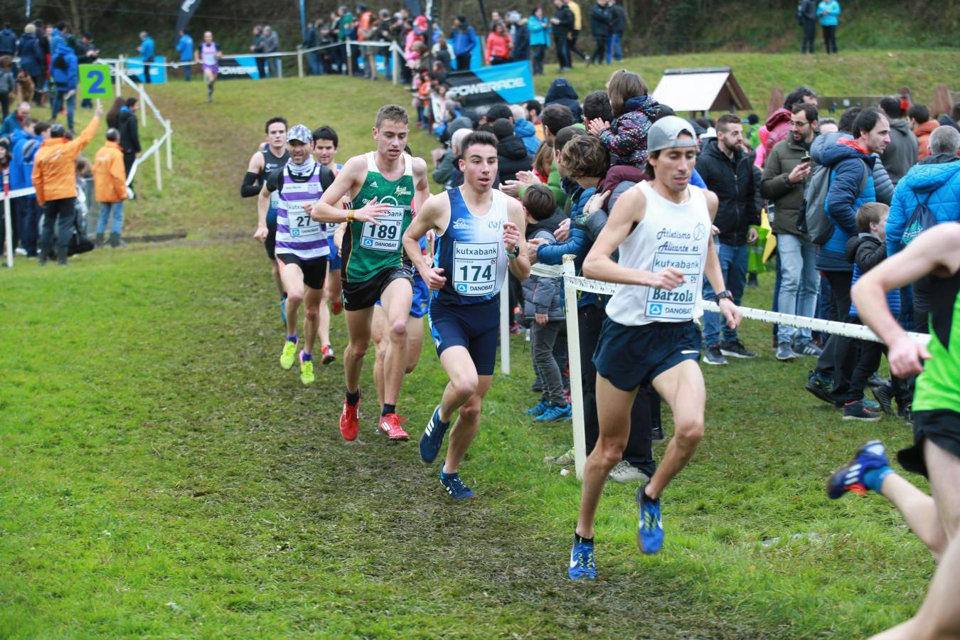 Cerca de mil participantes de diferentes categorías han disfrutado del Cross Juan Muguerza de Elgoibar, una de las mejores pruebas del mundo de campo a través