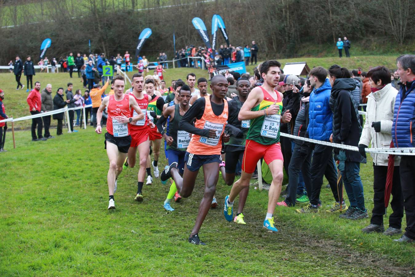 Cerca de mil participantes de diferentes categorías han disfrutado del Cross Juan Muguerza de Elgoibar, una de las mejores pruebas del mundo de campo a través