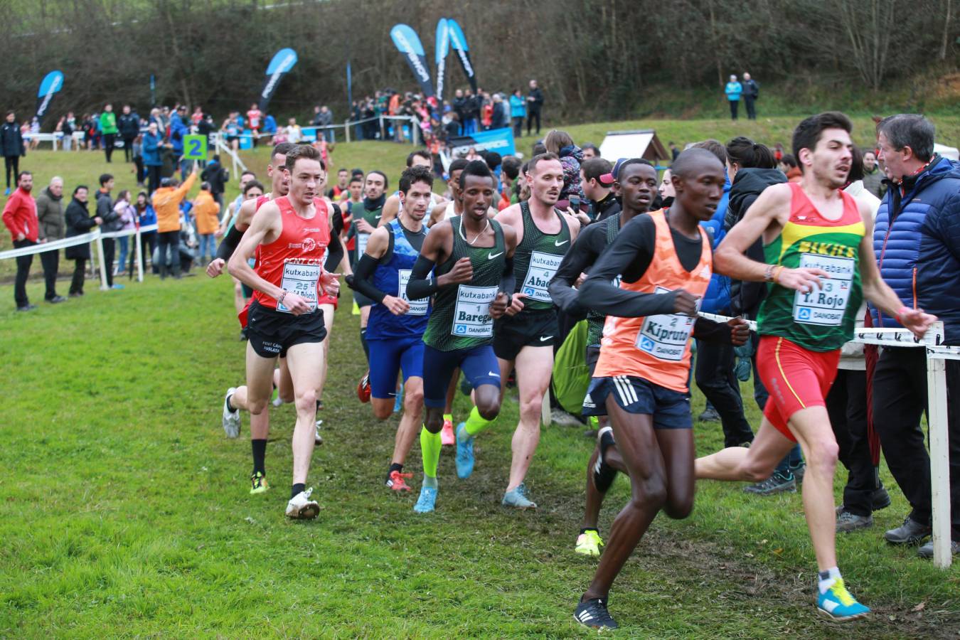 Cerca de mil participantes de diferentes categorías han disfrutado del Cross Juan Muguerza de Elgoibar, una de las mejores pruebas del mundo de campo a través