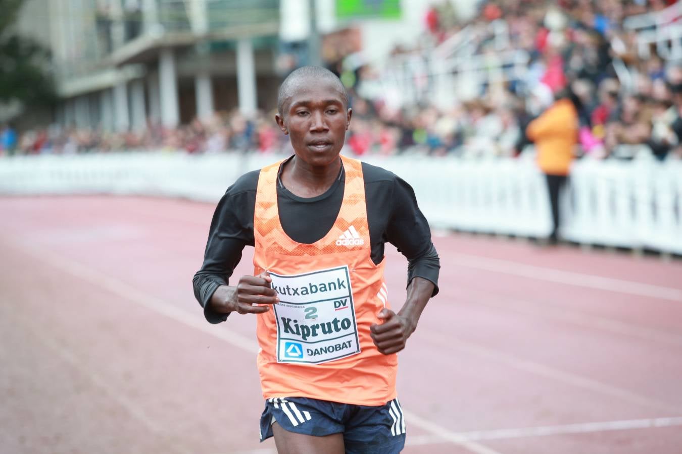 Cerca de mil participantes de diferentes categorías han disfrutado del Cross Juan Muguerza de Elgoibar, una de las mejores pruebas del mundo de campo a través