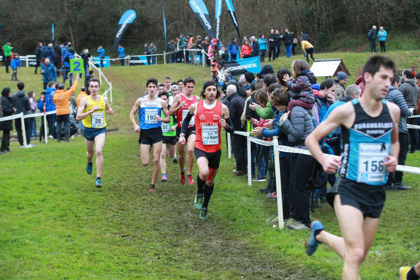 Cerca de mil participantes de diferentes categorías han disfrutado del Cross Juan Muguerza de Elgoibar, una de las mejores pruebas del mundo de campo a través