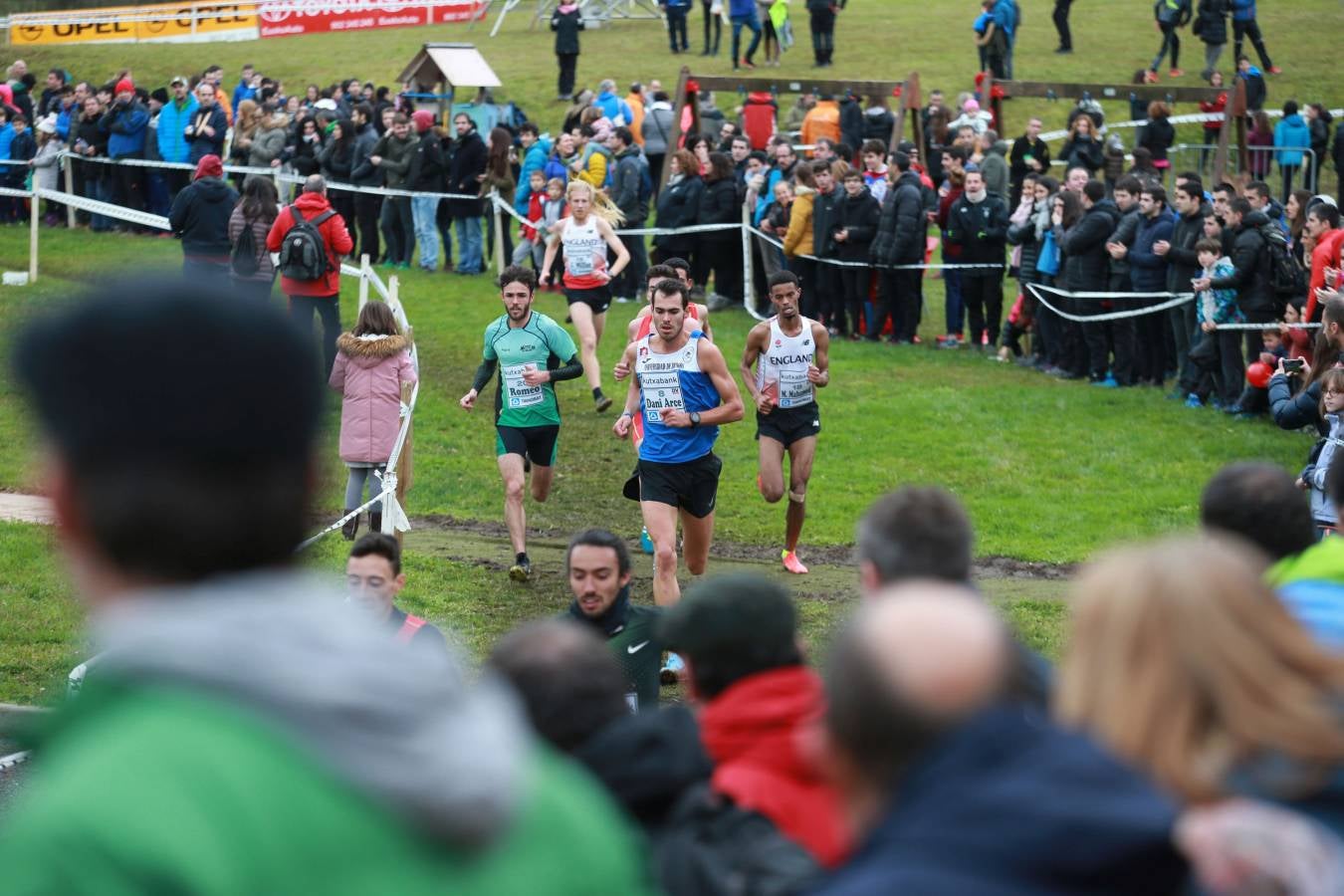 Cerca de mil participantes de diferentes categorías han disfrutado del Cross Juan Muguerza de Elgoibar, una de las mejores pruebas del mundo de campo a través