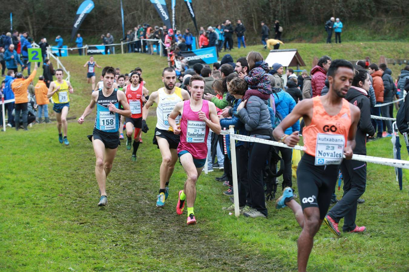 Cerca de mil participantes de diferentes categorías han disfrutado del Cross Juan Muguerza de Elgoibar, una de las mejores pruebas del mundo de campo a través