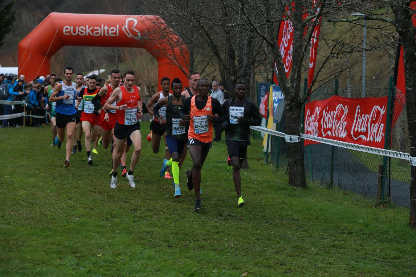 Cerca de mil participantes de diferentes categorías han disfrutado del Cross Juan Muguerza de Elgoibar, una de las mejores pruebas del mundo de campo a través