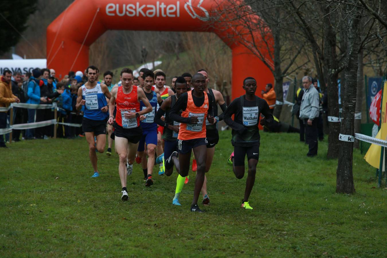 Cerca de mil participantes de diferentes categorías han disfrutado del Cross Juan Muguerza de Elgoibar, una de las mejores pruebas del mundo de campo a través