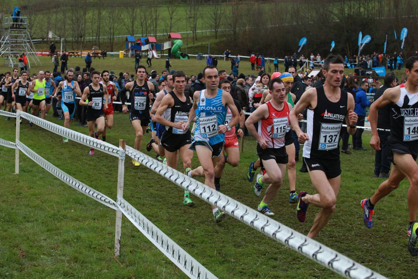 Cerca de mil participantes de diferentes categorías han disfrutado del Cross Juan Muguerza de Elgoibar, una de las mejores pruebas del mundo de campo a través