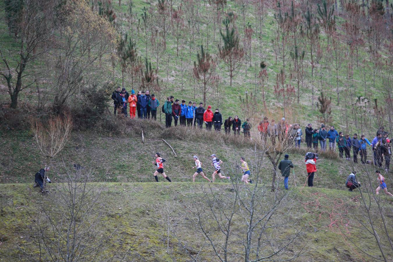 Cerca de mil participantes de diferentes categorías han disfrutado del Cross Juan Muguerza de Elgoibar, una de las mejores pruebas del mundo de campo a través