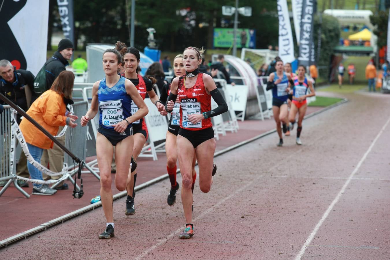 Cerca de mil participantes de diferentes categorías han disfrutado del Cross Juan Muguerza de Elgoibar, una de las mejores pruebas del mundo de campo a través