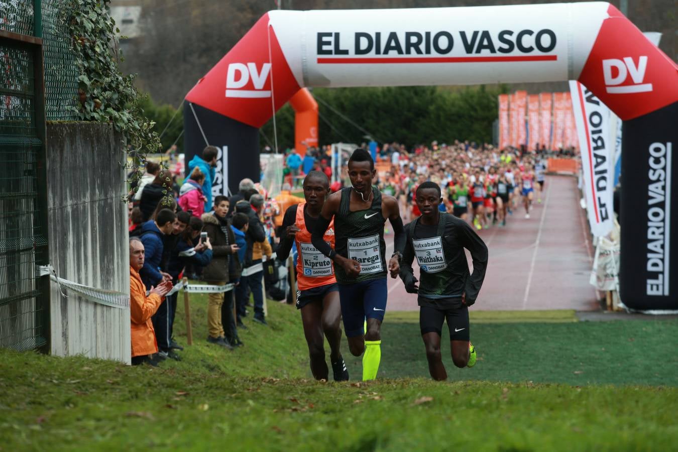 Cerca de mil participantes de diferentes categorías han disfrutado del Cross Juan Muguerza de Elgoibar, una de las mejores pruebas del mundo de campo a través