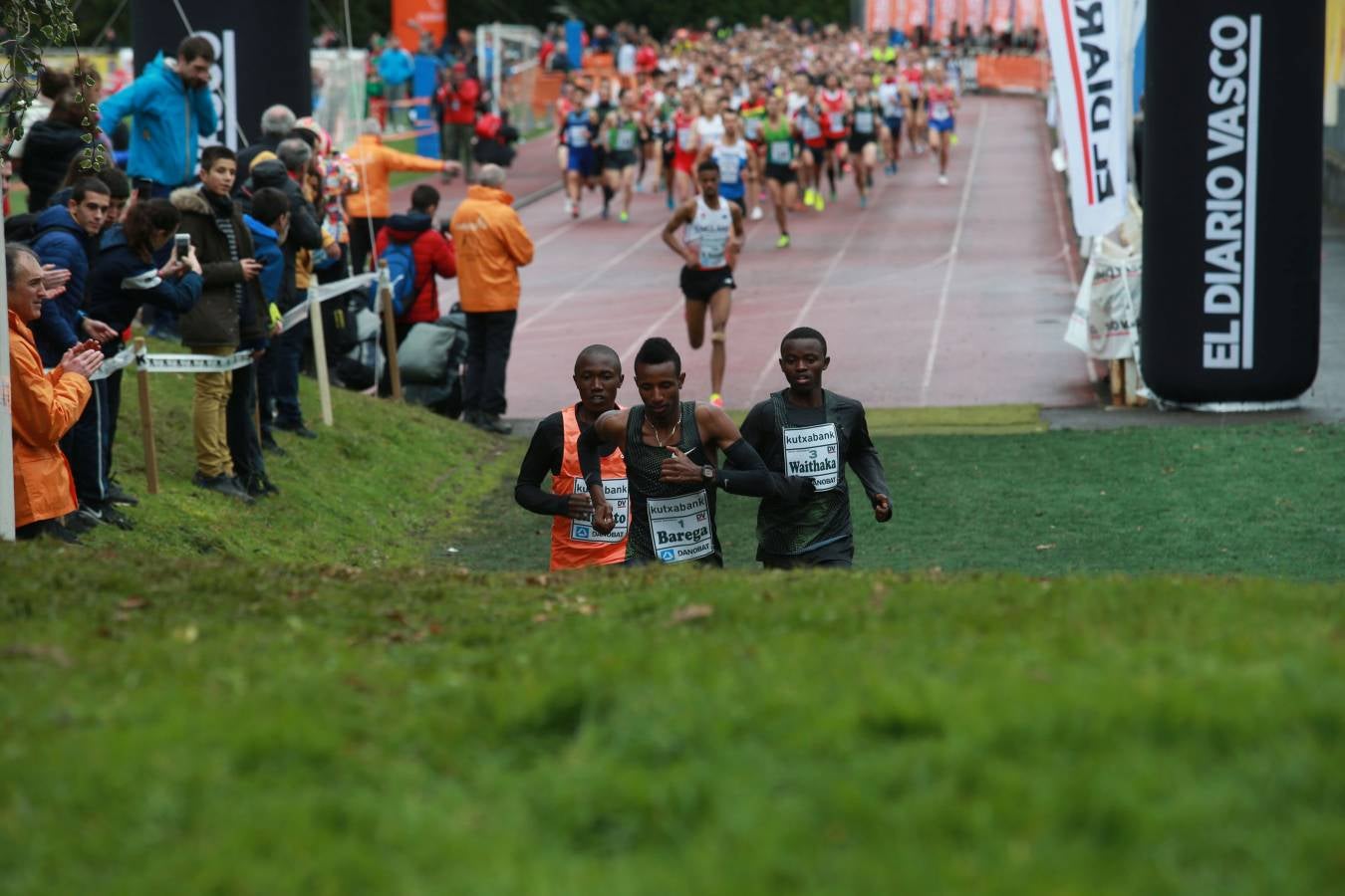 Cerca de mil participantes de diferentes categorías han disfrutado del Cross Juan Muguerza de Elgoibar, una de las mejores pruebas del mundo de campo a través