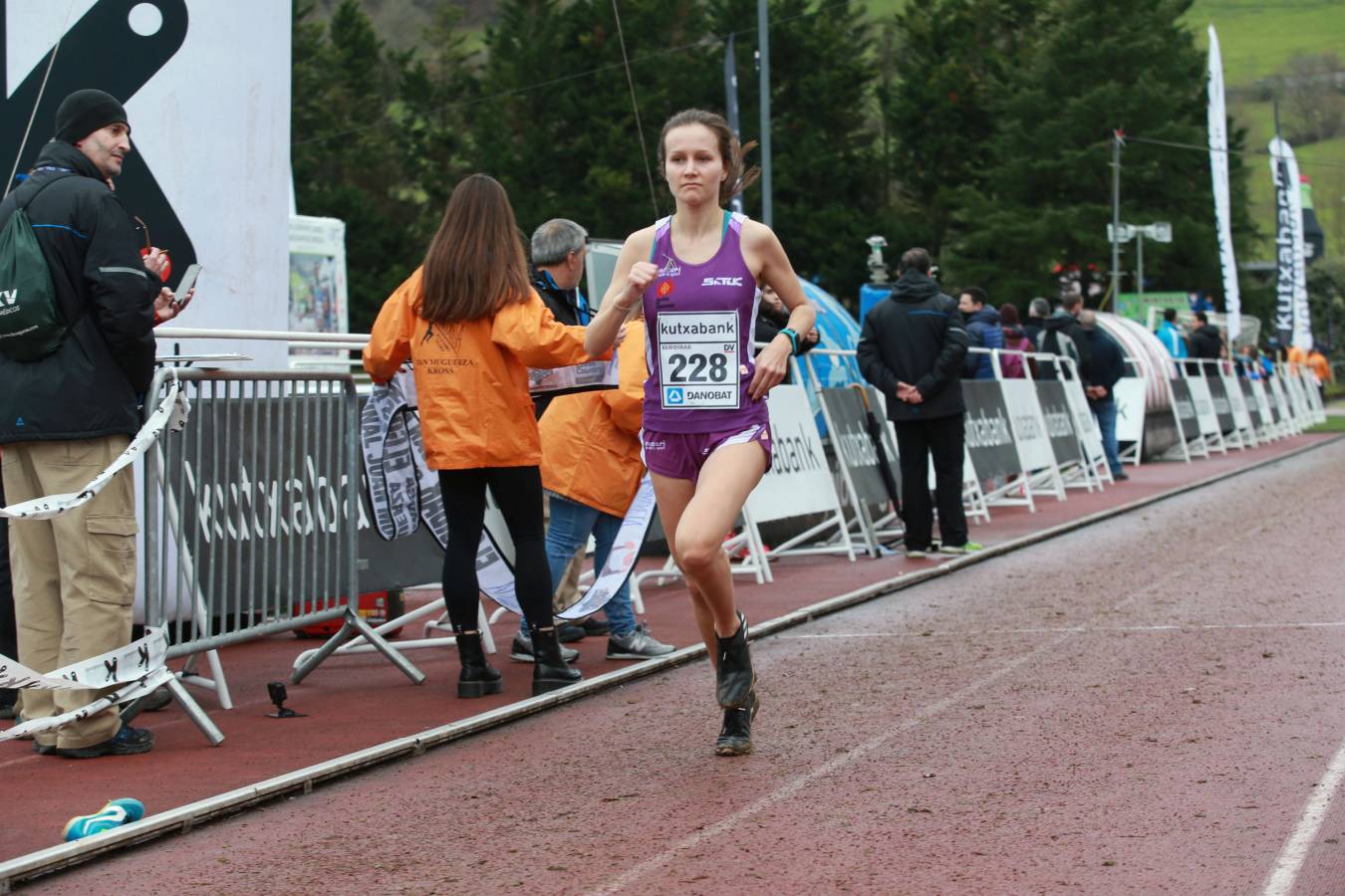 Cerca de mil participantes de diferentes categorías han disfrutado del Cross Juan Muguerza de Elgoibar, una de las mejores pruebas del mundo de campo a través