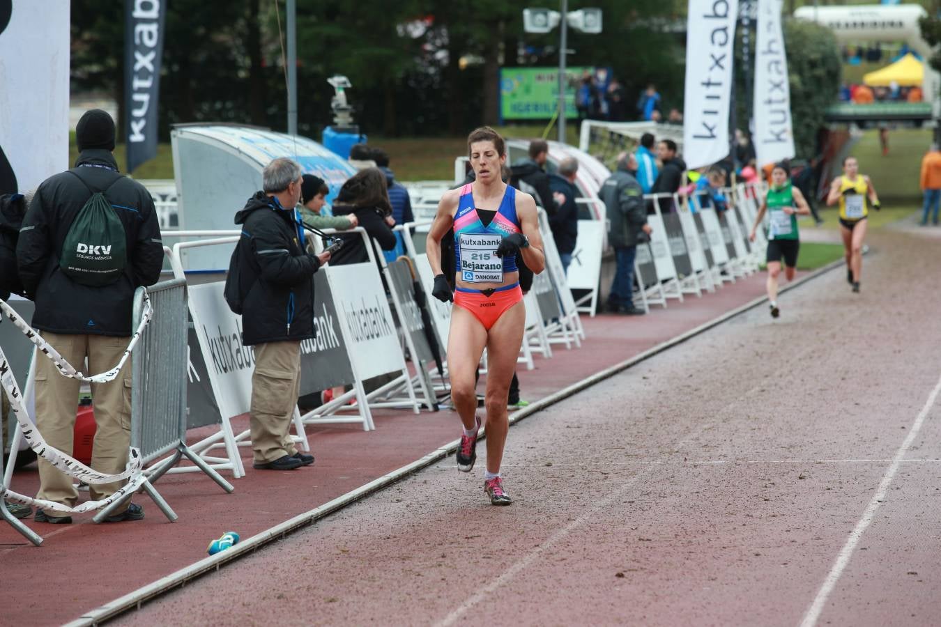 Cerca de mil participantes de diferentes categorías han disfrutado del Cross Juan Muguerza de Elgoibar, una de las mejores pruebas del mundo de campo a través