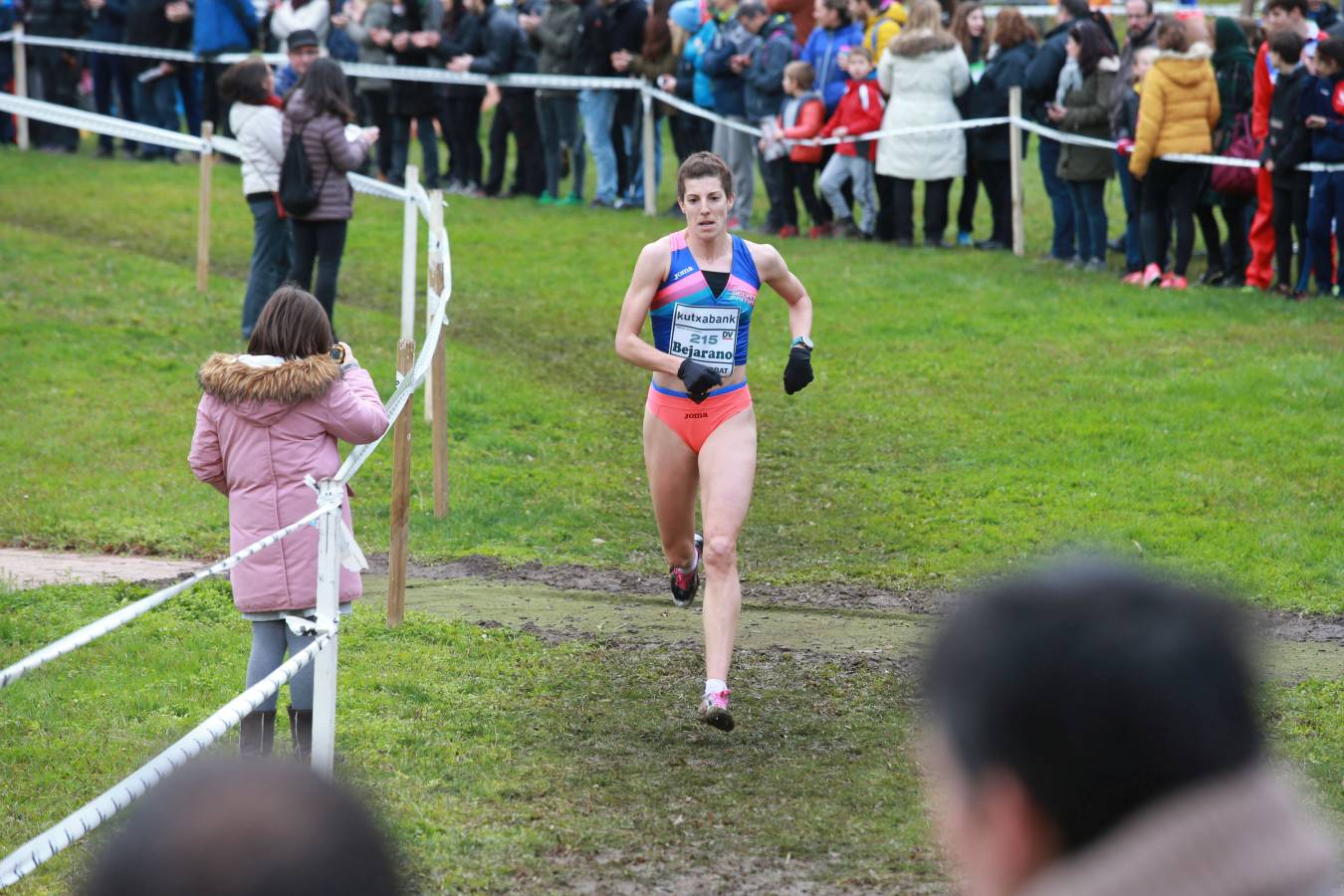 Cerca de mil participantes de diferentes categorías han disfrutado del Cross Juan Muguerza de Elgoibar, una de las mejores pruebas del mundo de campo a través