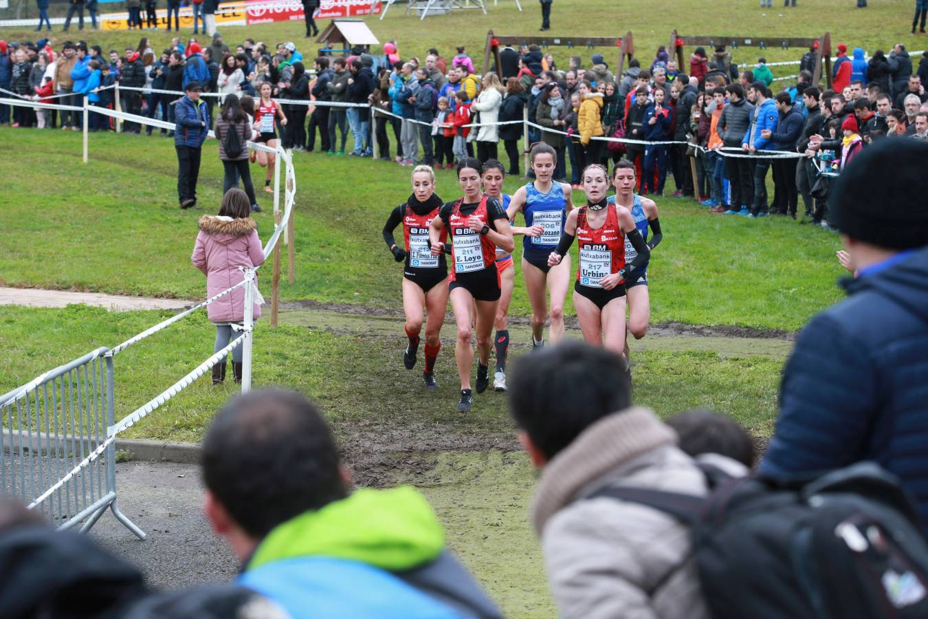Cerca de mil participantes de diferentes categorías han disfrutado del Cross Juan Muguerza de Elgoibar, una de las mejores pruebas del mundo de campo a través