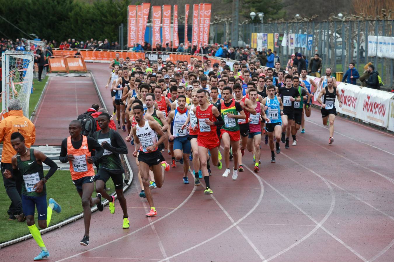 Cerca de mil participantes de diferentes categorías han disfrutado del Cross Juan Muguerza de Elgoibar, una de las mejores pruebas del mundo de campo a través