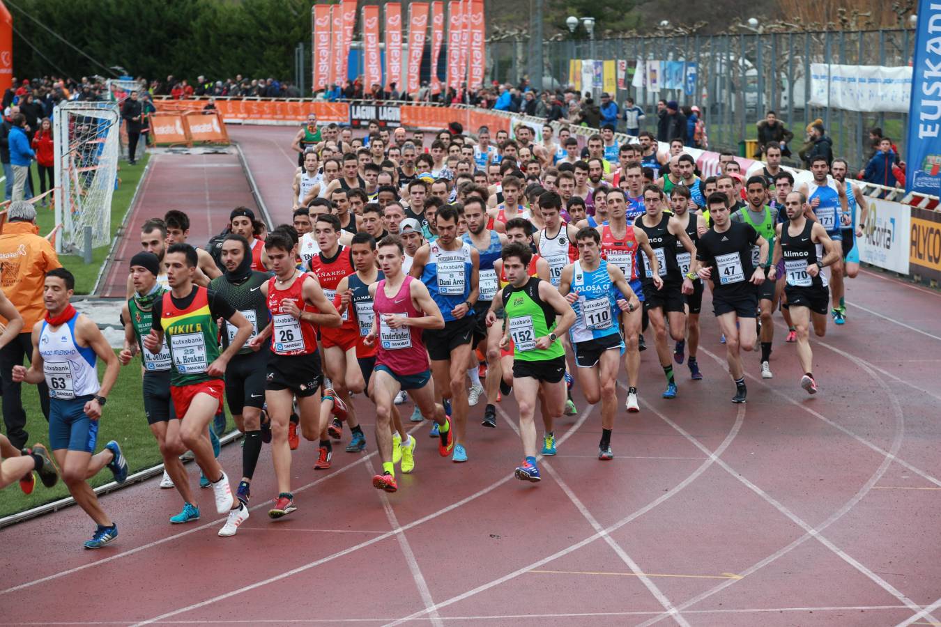 Cerca de mil participantes de diferentes categorías han disfrutado del Cross Juan Muguerza de Elgoibar, una de las mejores pruebas del mundo de campo a través