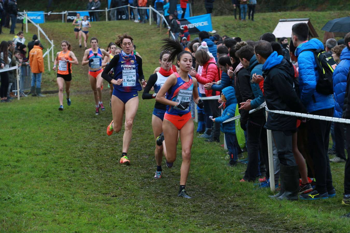 Cerca de mil participantes de diferentes categorías han disfrutado del Cross Juan Muguerza de Elgoibar, una de las mejores pruebas del mundo de campo a través