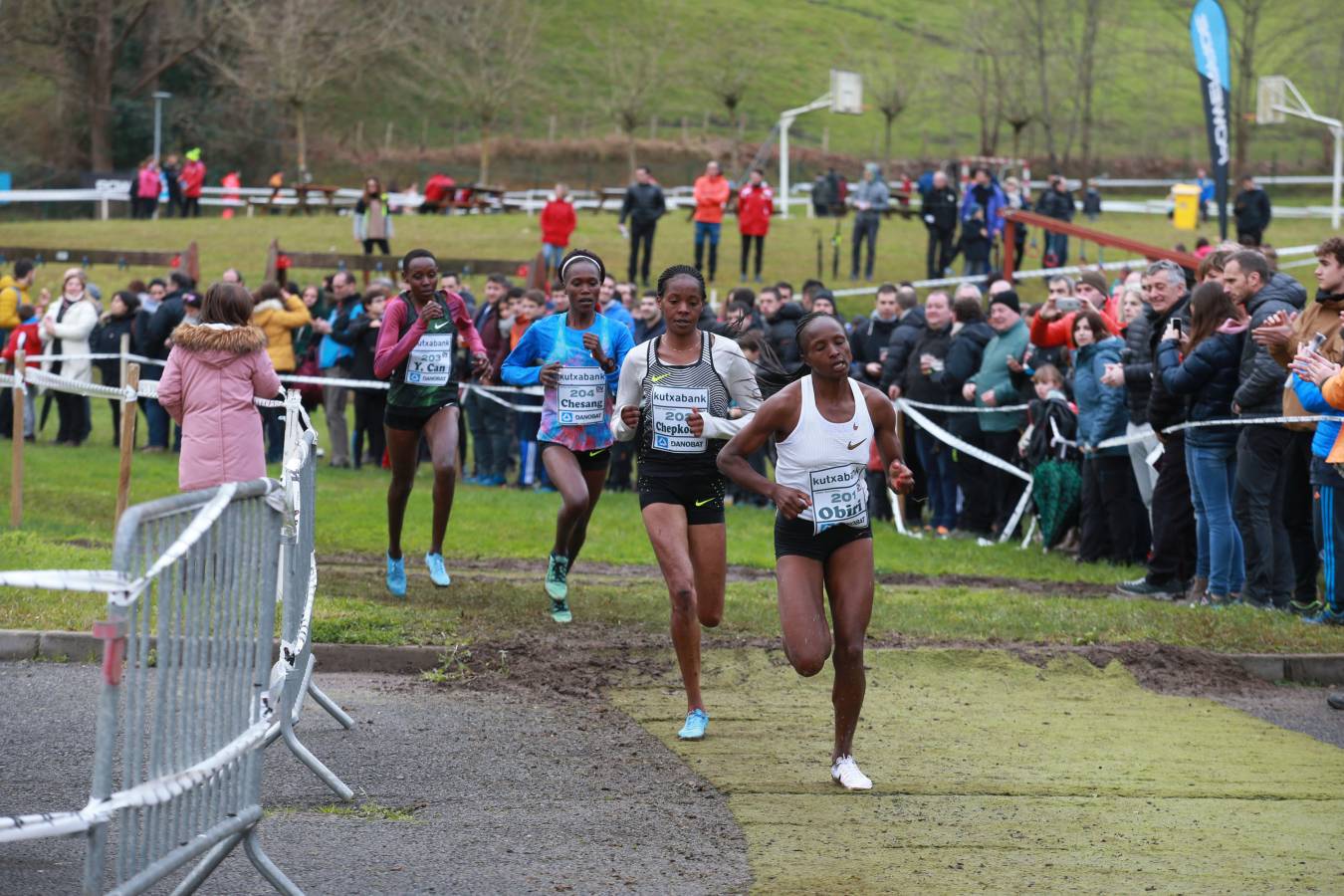 Cerca de mil participantes de diferentes categorías han disfrutado del Cross Juan Muguerza de Elgoibar, una de las mejores pruebas del mundo de campo a través