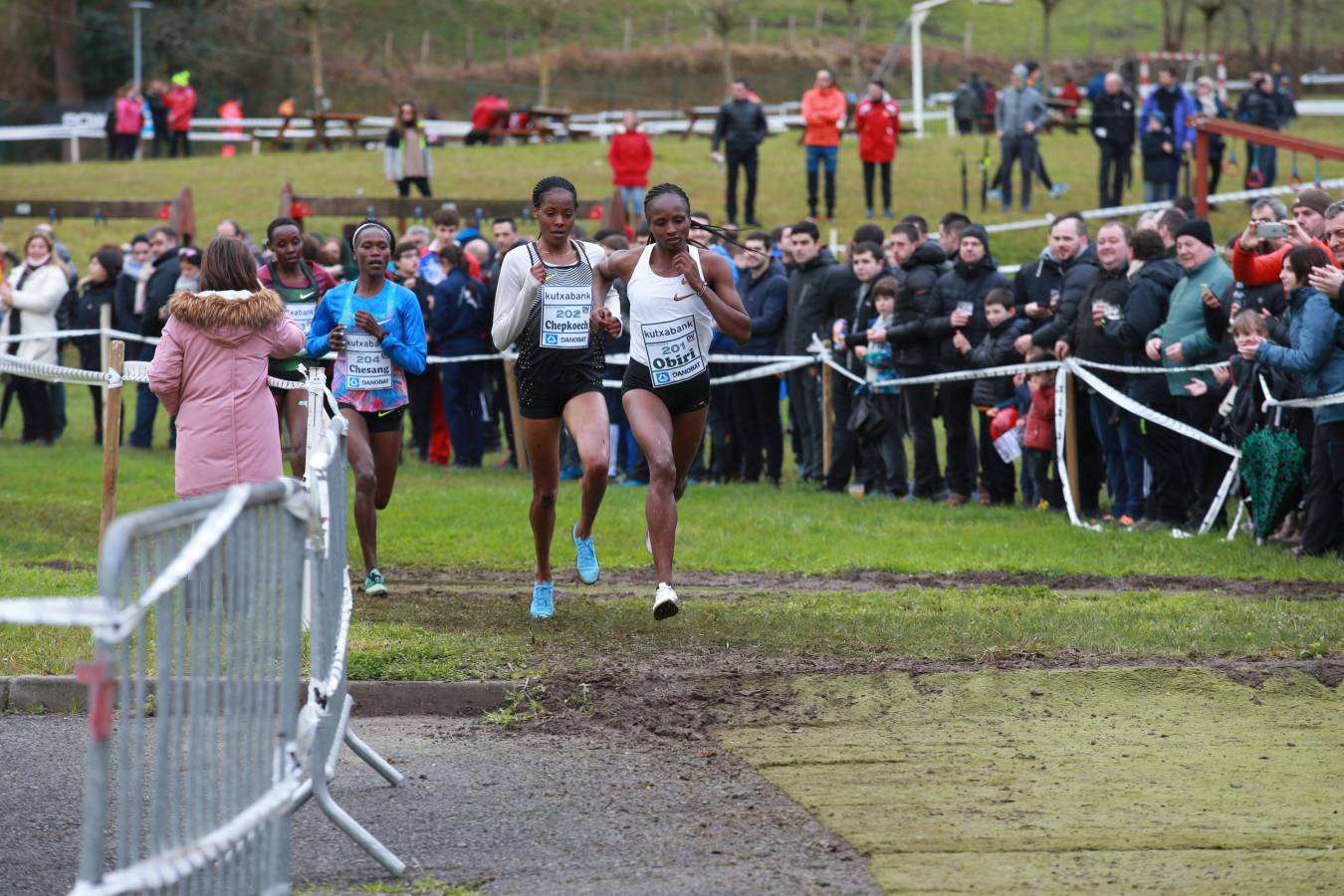 Cerca de mil participantes de diferentes categorías han disfrutado del Cross Juan Muguerza de Elgoibar, una de las mejores pruebas del mundo de campo a través