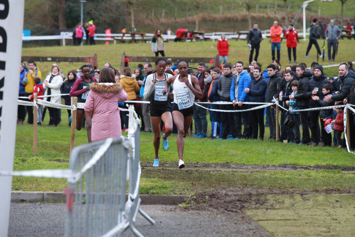 Cerca de mil participantes de diferentes categorías han disfrutado del Cross Juan Muguerza de Elgoibar, una de las mejores pruebas del mundo de campo a través