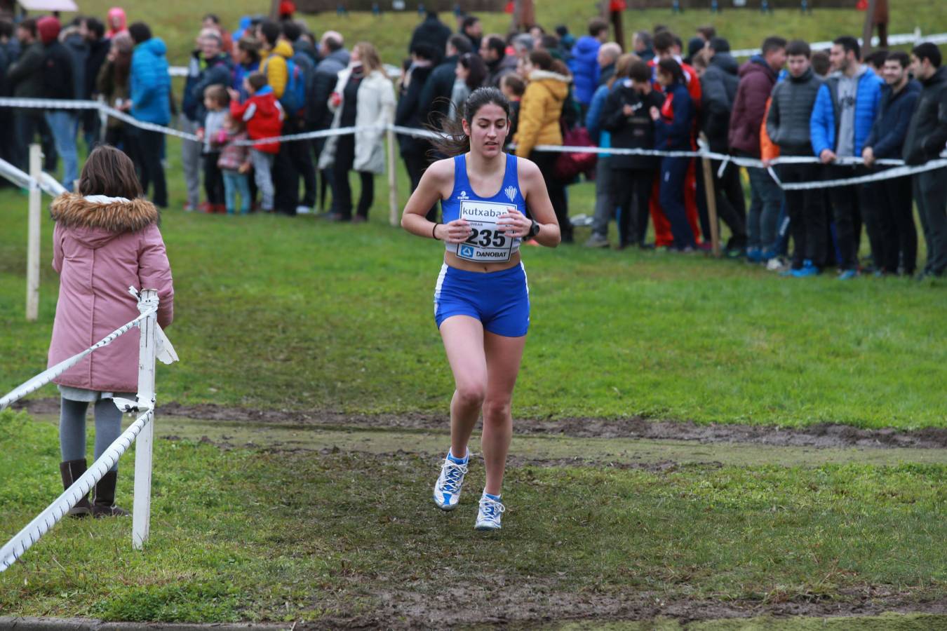 Cerca de mil participantes de diferentes categorías han disfrutado del Cross Juan Muguerza de Elgoibar, una de las mejores pruebas del mundo de campo a través