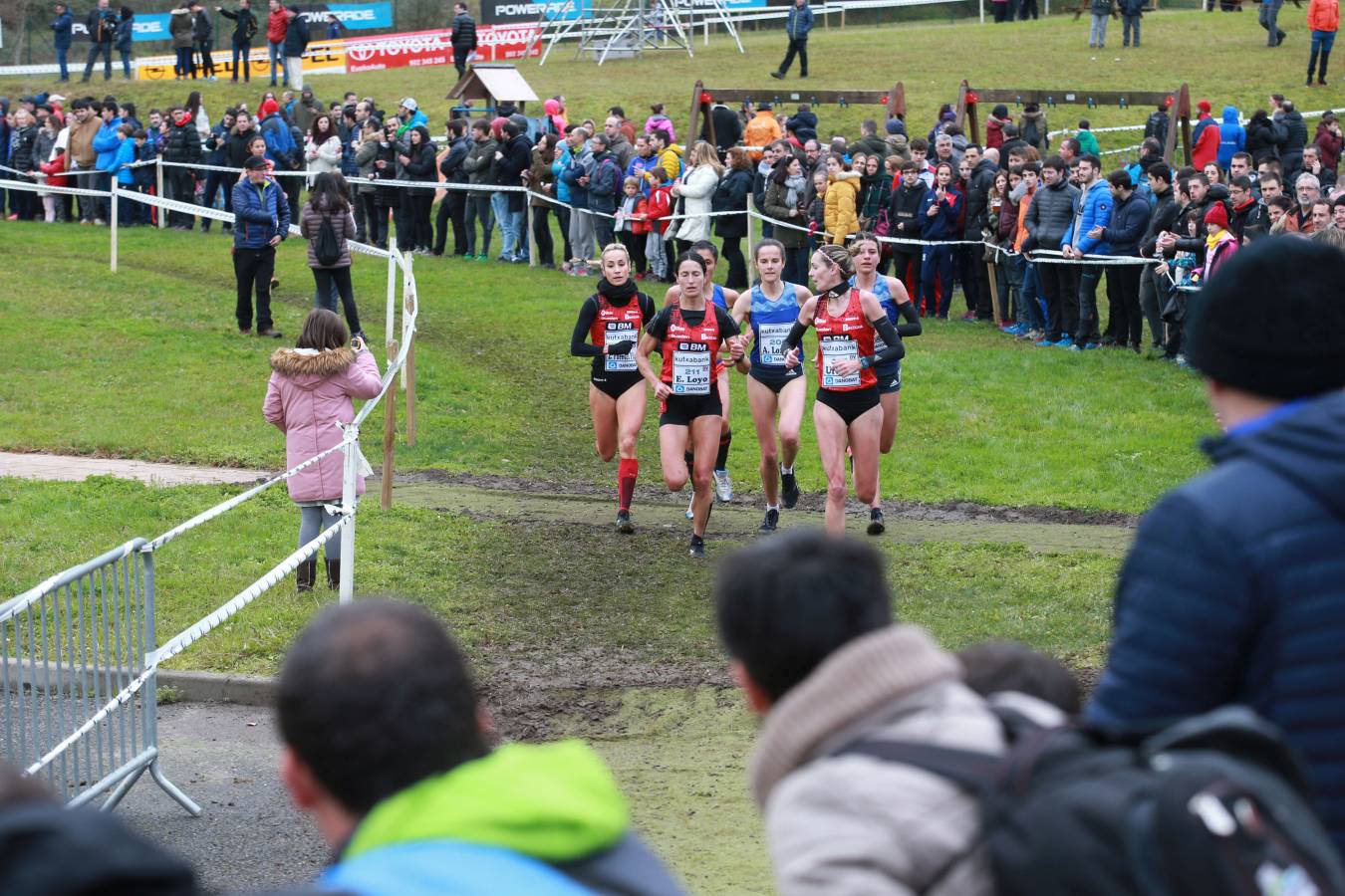 Cerca de mil participantes de diferentes categorías han disfrutado del Cross Juan Muguerza de Elgoibar, una de las mejores pruebas del mundo de campo a través