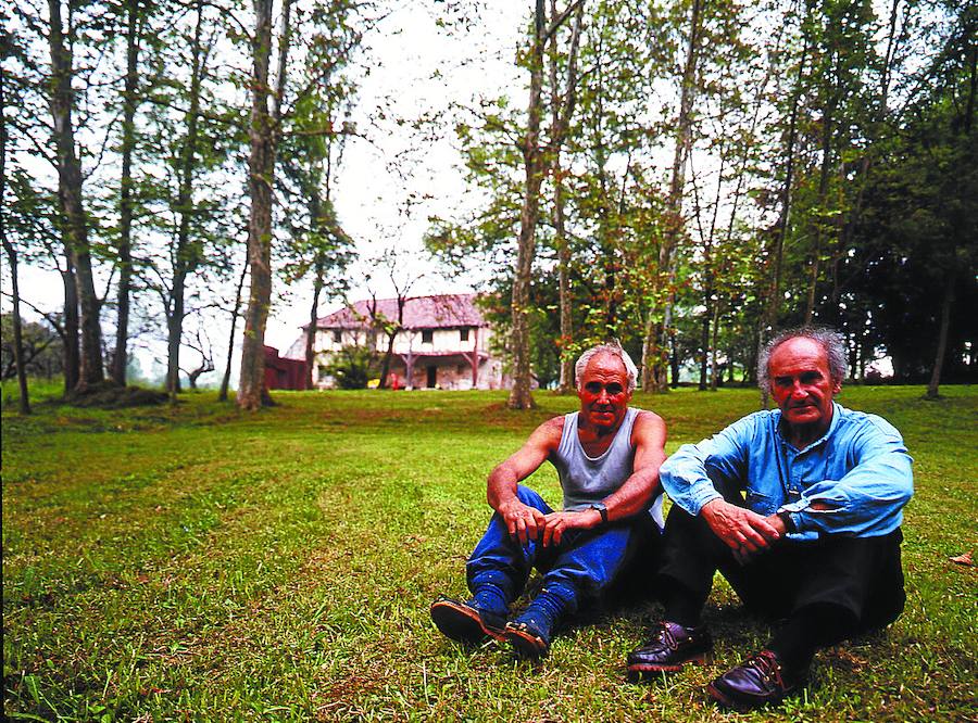 Eduardo Chillida con Joaquín Goicoechea en la finca de Zabalaga, en 1991.