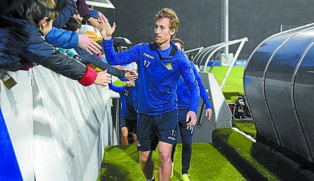 Zurutuza saluda a jóvenes aficionados realistas antes de un entrenamiento en Zubieta. 