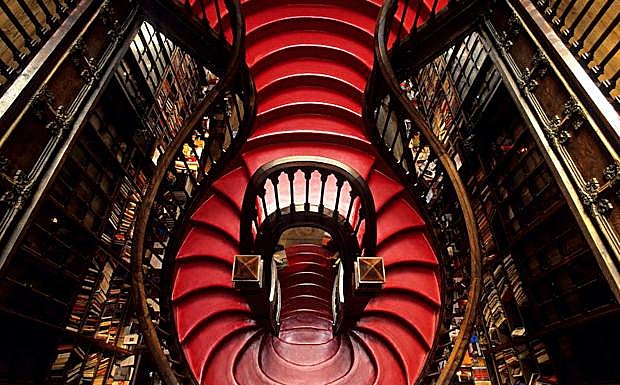 Escalera del interior de la librería Lello. 