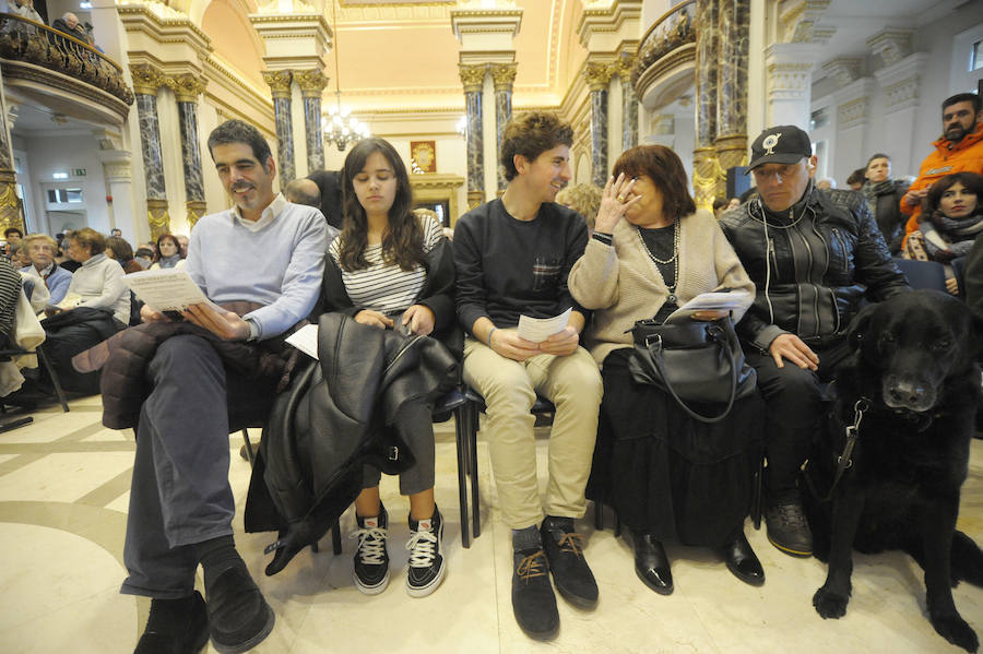 La Banda Municipal de Txistularis de Donostia anunció el domingo la inminente llegada del día del patrón. El salón de plenos del consistorio donostiarra albergó el tradicional concierto dirigido por Jose Ignazio Ansorena