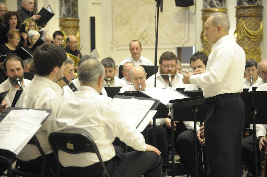 La Banda Municipal de Txistularis de Donostia anunció el domingo la inminente llegada del día del patrón. El salón de plenos del consistorio donostiarra albergó el tradicional concierto dirigido por Jose Ignazio Ansorena