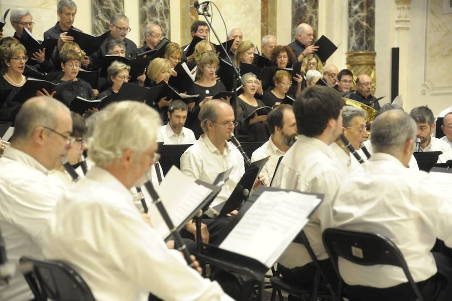 La Banda Municipal de Txistularis de Donostia anunció el domingo la inminente llegada del día del patrón. El salón de plenos del consistorio donostiarra albergó el tradicional concierto dirigido por Jose Ignazio Ansorena
