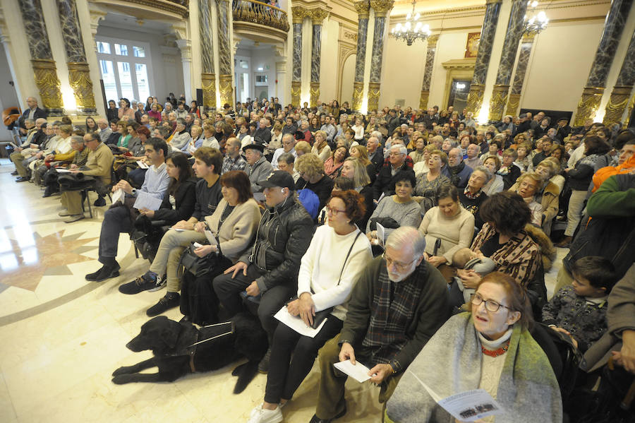 La Banda Municipal de Txistularis de Donostia anunció el domingo la inminente llegada del día del patrón. El salón de plenos del consistorio donostiarra albergó el tradicional concierto dirigido por Jose Ignazio Ansorena